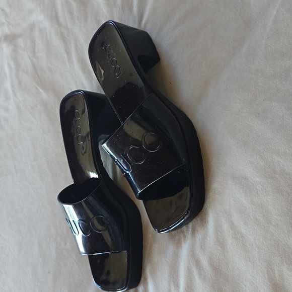 Gucci Logo Platform Rubber Slide Sandals - Picture 1 of 5